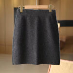 Jupe Courte et Moderne en Laine sur fond beige