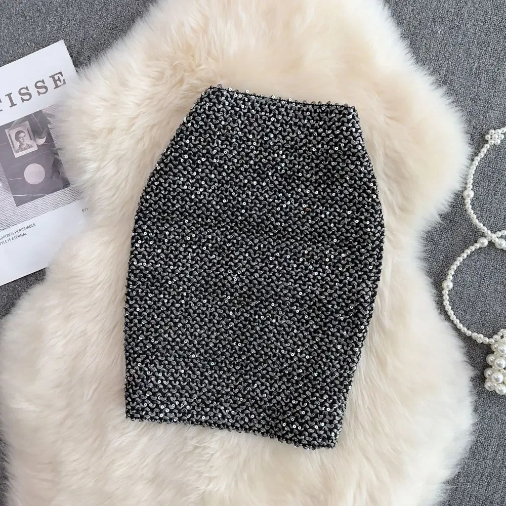 Jupe Paillette Argentée et Sexy posée sur une fourrure blanche