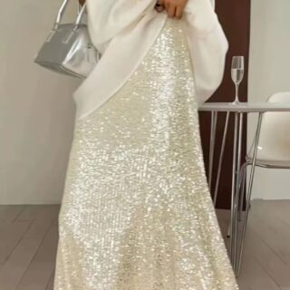 Jupe Paillette Champagne et Moderne sur une femme avec un sac à main