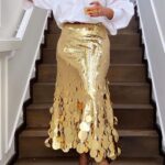 Jupe Paillette Originale pour Grande Taille sur une femme dans un escalier