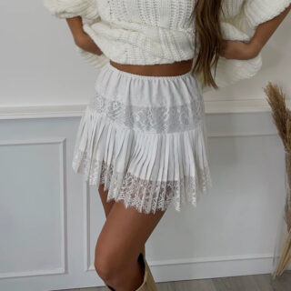 Jupe Vintage et Plissée en Dentelle sur une femme